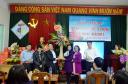 cán bộ nam tặng hoa.JPG - 