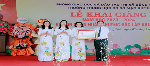 Đón nhận Huân chương Độc lập hạng Ba