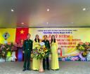 NGVN-Tặng hoa 1.jpg - 