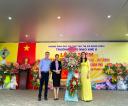 NGVN-Tặng hoa 3.jpg - 